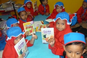 pelajar-tk-membaca-komik-literasi-anak-seri-moral-dan-kesehatan91