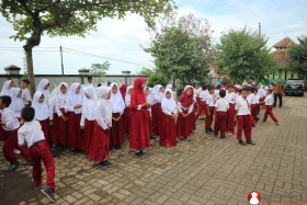 persiapan-upacara-anak-sekolah-dasar