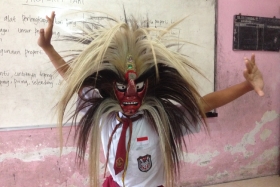 tari-tradisional-indonesia-diperagakan-anak-sd